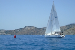 VELERO PARTICIPANTE PASA POR BOYA ETAPA FREN MARINA 16