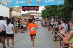 GANADORA MIRA SU CRONO AL LLEGAR A META 16