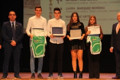 CARLOS RODRIGUEZ (IZQUIERDA) CON MAILLOT DE CAMPEON CADEBA CADETE 16