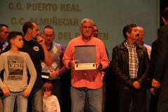 FRANCISCO ALVAREZ CON EL RECONOCIMIENTO AL CC ALMUÑECAR 16