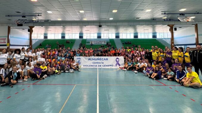 La Andaluza de Veteranas de Balonmano se suma en Almuñécar a los actos del ‘Día Internacional para la Eliminación de la Violencia contra la Mujer’