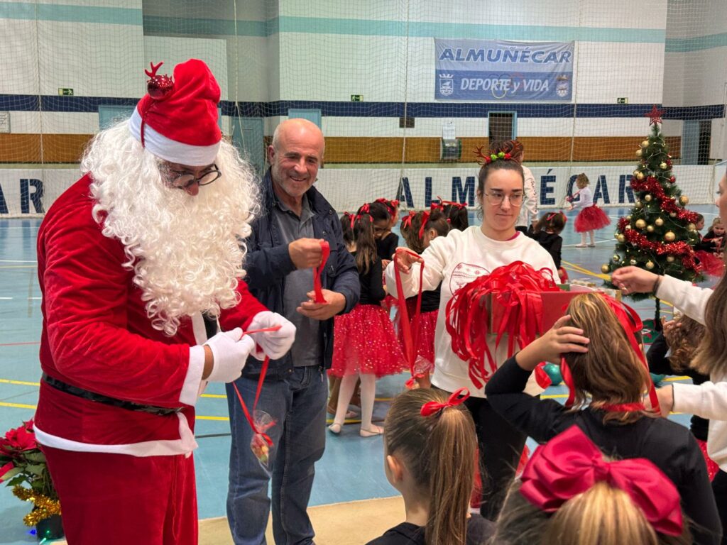 Entrega de Medallas en la Gala Navidad de la Escuela Municipal de Gimnasia Rítmica de Almuñécar 2024