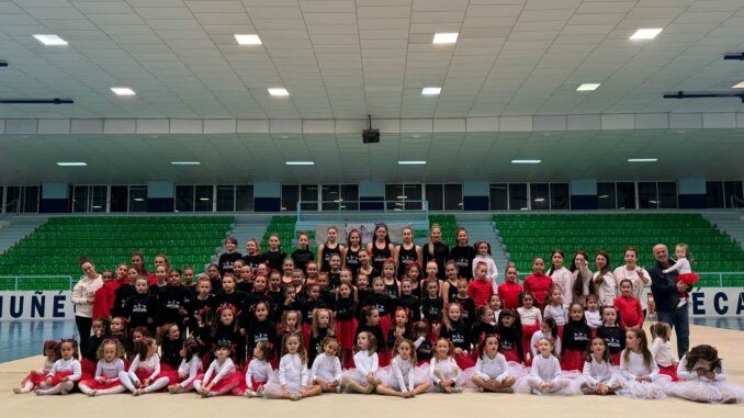 La Escuela Municipal de Gimnasia Rítmica de Almuñécar celebra su Gala de Navidad con 120 jóvenes deportistas