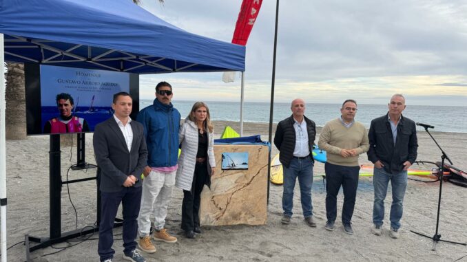 Almuñécar rinde homenaje póstumo a Gustavo Arrojo Agudo en la playa Puerta del Mar