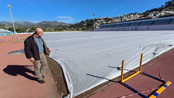 El Ayuntamiento de Almuñécar renueva el césped natural del estadio “Francisco Bonet”