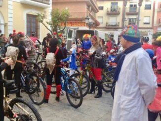 La magia del Carnaval se apodera de las calles de Almuñécar este sábado con un desfile de color sobre las dos ruedas