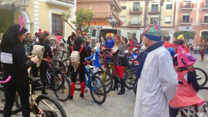 La magia del Carnaval se apodera de las calles de Almuñécar este sábado con un desfile de color sobre las dos ruedas