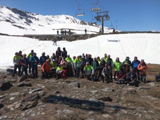 Almuñécar lleva a 64 senderistas a una ruta por el deshielo en Sierra Nevada