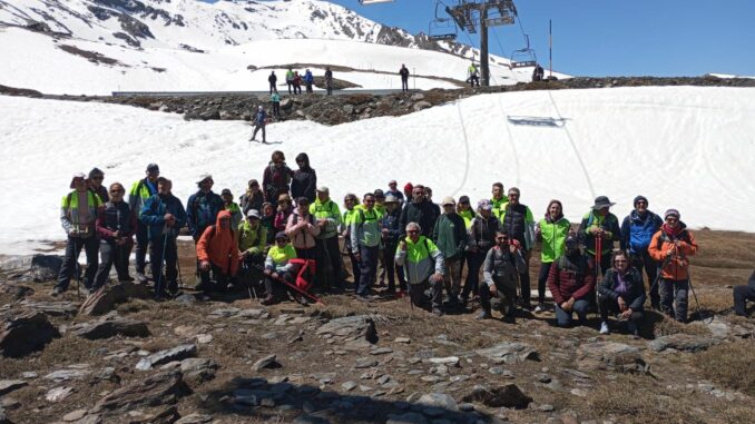 Almuñécar lleva a 64 senderistas a una ruta por el deshielo en Sierra Nevada Almuñécar lleva a 64 senderistas a una ruta por el deshielo en Sierra Nevada