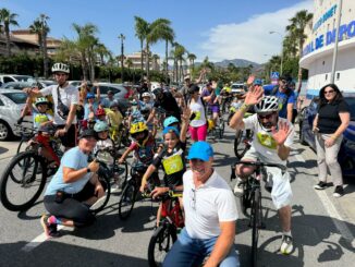 Almuñécar celebra la II Fiesta de la Bicicleta con una divertida jornada familiar y solidaria a beneficio de ASINAL