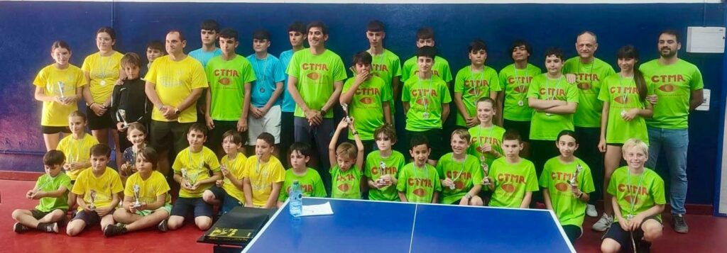 Cerca de 50 jóvenes deportistas clausuran la temporada de las escuelas deportivas municipales de Tenis de Mesa y Bádminton en Almuñécar