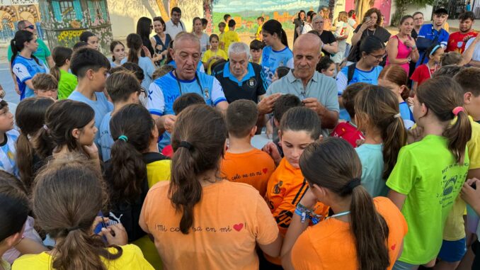 Más de un centenar de escolares participan en el II Torneo Interescolar de Balonmano celebrado en el CEIP Río Verde de Almuñécar 01