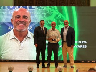 Luis Aragón, concejal de Deportes de Almuñécar, recibe la medalla de plata de la Federación Andaluza de Balonmano