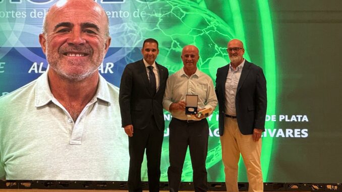 Luis Aragón, concejal de Deportes de Almuñécar, recibe la medalla de plata de la Federación Andaluza de Balonmano Luis Aragón, concejal de Deportes de Almuñécar, recibe la medalla de plata de la Federación Andaluza de Balonmano