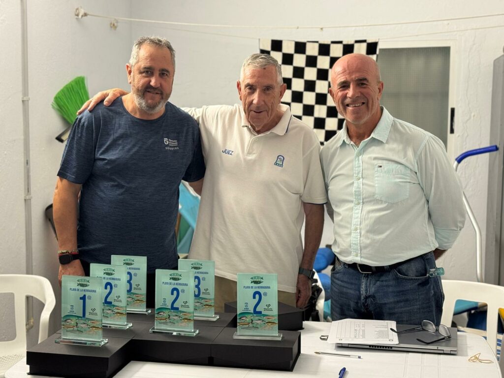 El concejal de Deportes de ALmuñécaer junto al representante de la Federación Andaluza de Pesca