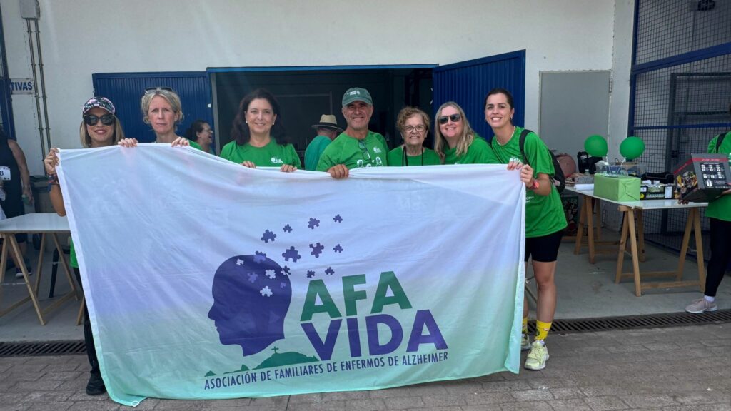 El concejal de Deportes y la concejal de Servicios Sociales de Almuñécar junto a AFAVIDA