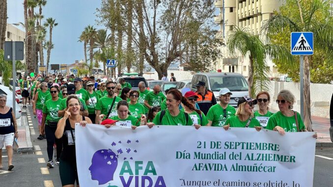 Marcha solidaria Alzheimer Almuñécar a su paso por la calle Guadix