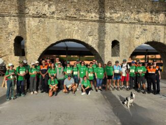Participantes del senderismo por un futuro sin cáncer en el barrio sexitano de Torrecuevas 2025