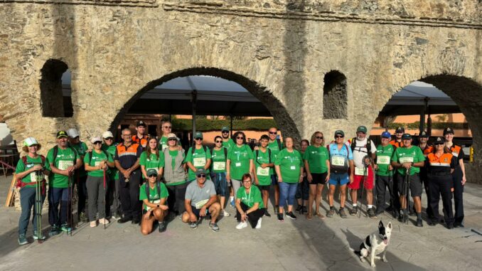 Participantes del senderismo por un futuro sin cáncer en el barrio sexitano de Torrecuevas 2025