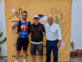 De izquierda a derecha, participante de Almuñécar, organizador de la Desertus Bikus y concejal de Deportes