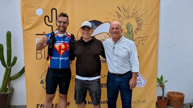 De izquierda a derecha, participante de Almuñécar, organizador de la Desertus Bikus y concejal de Deportes