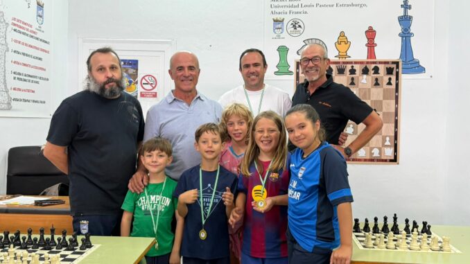 El concejal de Deportes de Almuñécar, Luis Aragón, hace entrega de las medallas al alumnado en la clausura de la Escuela Deportiva Municipal de Ajedrez