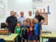 El concejal de Deportes de Almuñécar, Luis Aragón, hace entrega de las medallas al alumnado en la clausura de la Escuela Deportiva Municipal de Ajedrez