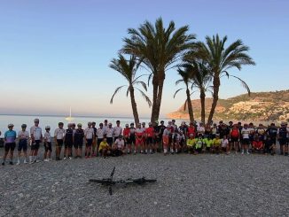 Salida de los ciclistas desde la playa de La Herradura