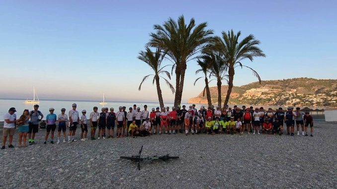 Salida de los ciclistas desde la playa de La Herradura
