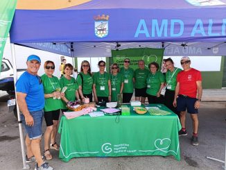 Stand de las voluntarias de la AECC Almuñécar en XVI Carrera de la Vega de Almuñécar