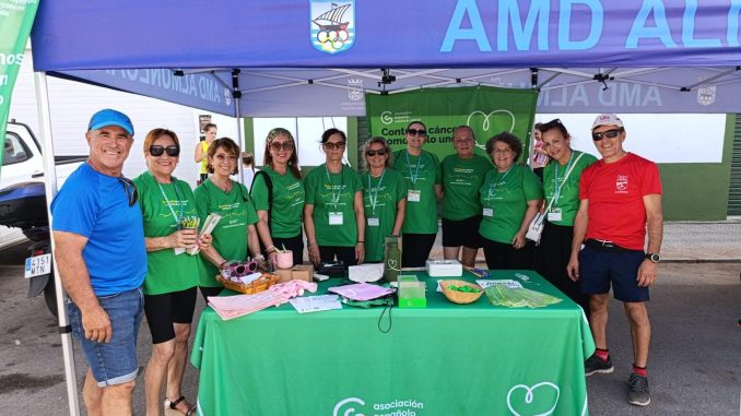 Stand de las voluntarias de la AECC Almuñécar en XVI Carrera de la Vega de Almuñécar