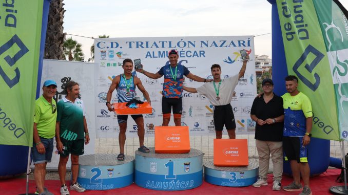 Podio absoluto masculino Triatlón Cros Nazarí Almuñécar 2026